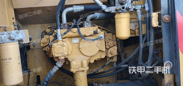 液压泵舱室正面整体（整机外观）