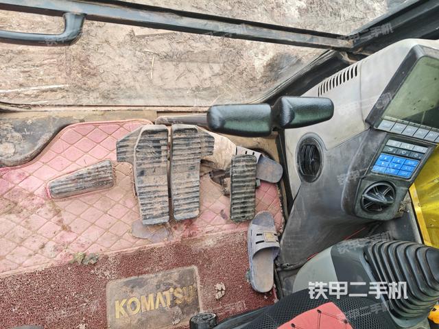 行走控制手柄和踏板 俯拍（驾驶室部分）