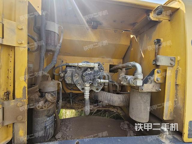 液壓泵艙室正面整體(整機外觀) 液壓泵艙室正面整體(整機外觀)