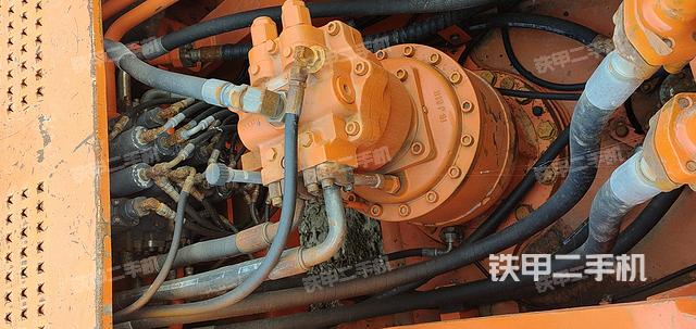 回转马达和主控阀（整机外观）