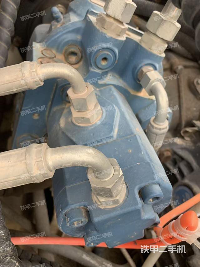 液压泵舱室正面整体（整机外观）