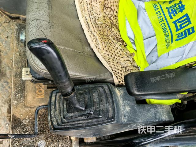 座椅左側(cè)控制臺/音響/含左手柄(駕駛室部分) 座椅左側(cè)控制臺/音響/含左手柄(駕駛室部分)