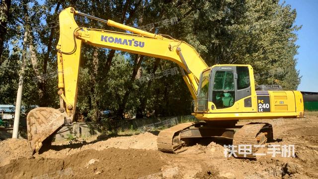 小松PC240LC-8M0挖掘机