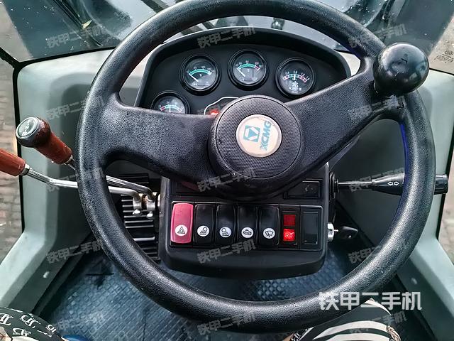 駕駛室工作臺(整機(jī)外觀及大件) 駕駛室工作臺(整機(jī)外觀及大件)