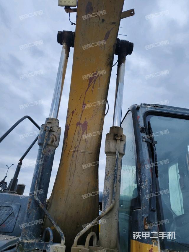 大臂油缸整体 竖拍（工作和回转装置）