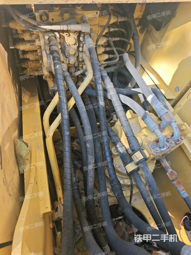 回转马达和主控阀（整机外观）