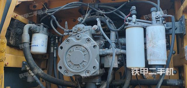 液壓泵艙室正面整體(整機外觀) 液壓泵艙室正面整體(整機外觀)