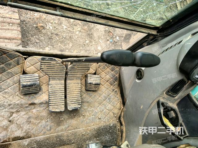 行走控制手柄和踏板?俯拍(駕駛室部分) 行走控制手柄和踏板?俯拍(駕駛室部分)