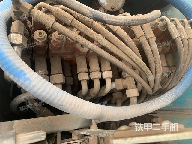 回轉(zhuǎn)馬達和主控閥(整機外觀) 回轉(zhuǎn)馬達和主控閥(整機外觀)