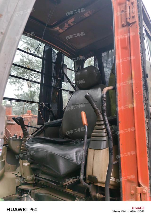 駕駛室整體(整機(jī)外觀) 駕駛室整體(整機(jī)外觀)