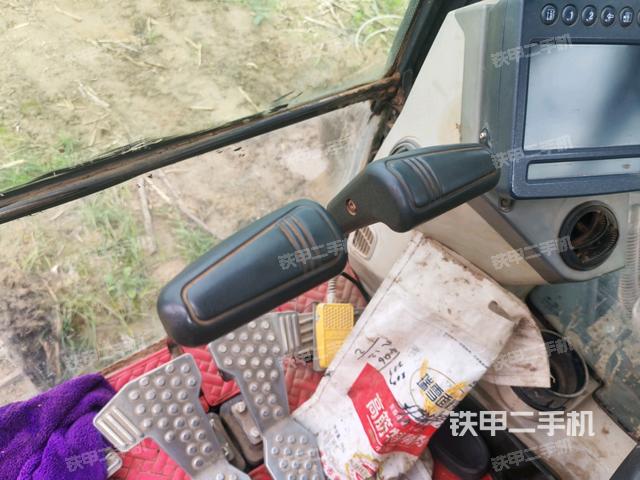 行走控制手柄和踏板 俯拍（驾驶室部分）