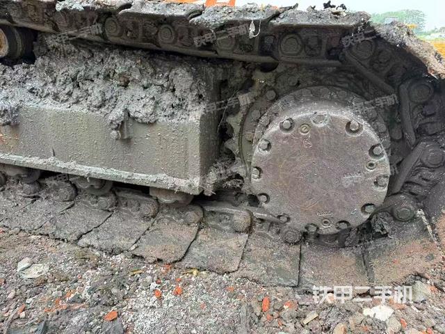 單側(cè)履帶整體(整機(jī)外觀) 單側(cè)履帶整體(整機(jī)外觀)