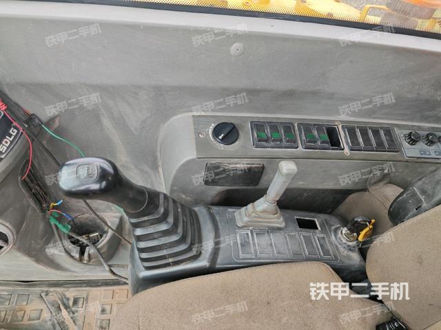 座椅右側(cè)控制臺(tái)/鑰匙門(mén)/油門(mén)/含右手柄（駕駛室部分）