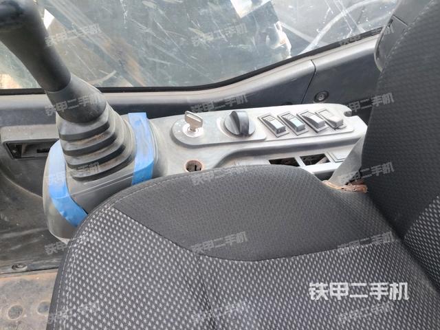 駕駛室整體(整機(jī)外觀) 駕駛室整體(整機(jī)外觀)