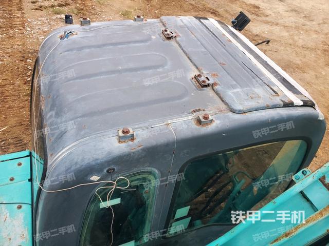 駕駛室頂部(整機(jī)外觀) 駕駛室頂部(整機(jī)外觀)