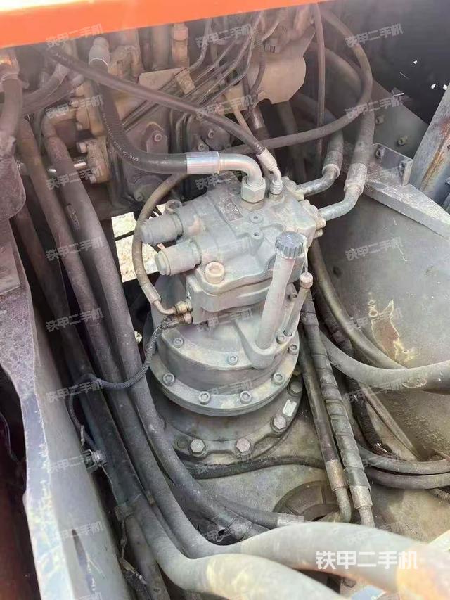 回转马达和主控阀（整机外观）