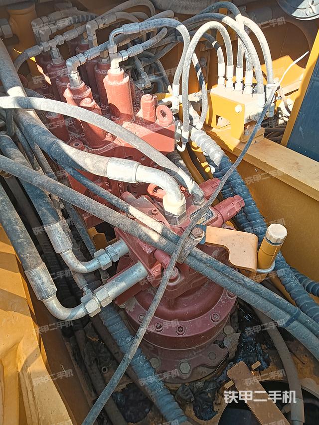 回转马达和主控阀（整机外观）