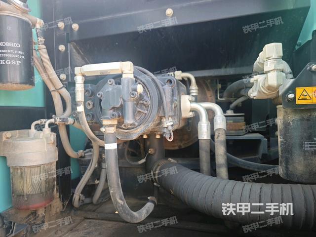 液压泵舱室正面整体（整机外观）