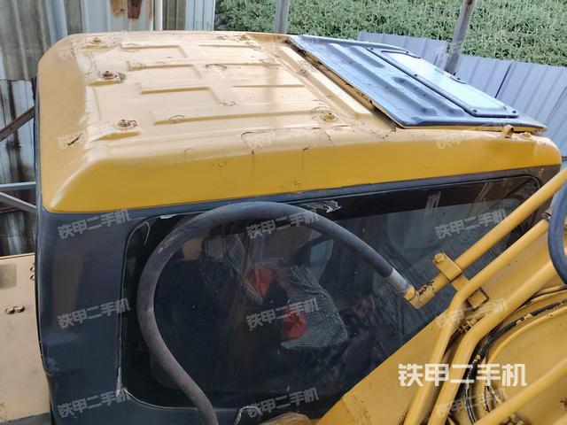 駕駛室頂部(整機(jī)外觀) 駕駛室頂部(整機(jī)外觀)