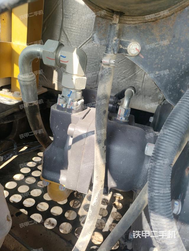 液压泵舱室正面整体(整机外观) 液压泵舱室正面整体(整机外观)