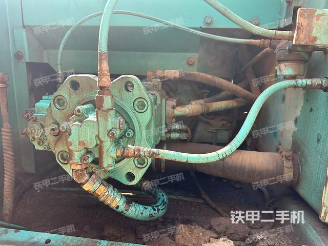 液壓泵艙室正面整體(整機外觀) 液壓泵艙室正面整體(整機外觀)