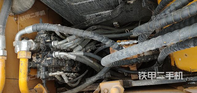 回轉(zhuǎn)馬達和主控閥(整機外觀) 回轉(zhuǎn)馬達和主控閥(整機外觀)