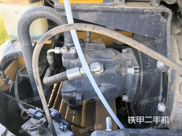 液壓泵艙室正面整體(整機外觀) 液壓泵艙室正面整體(整機外觀)