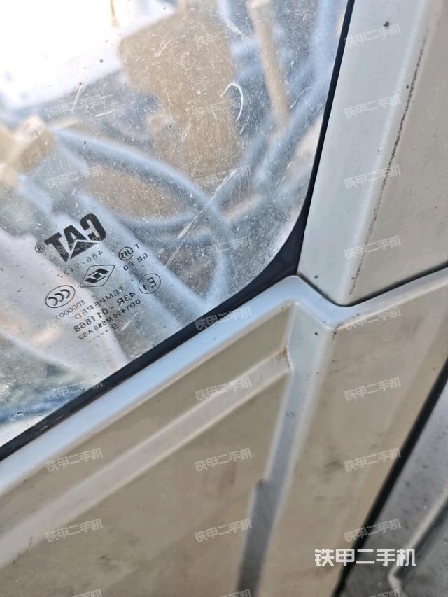 行走控制手柄和踏板 俯拍(驾驶室部分) 行走控制手柄和踏板 俯拍(驾驶室部分)