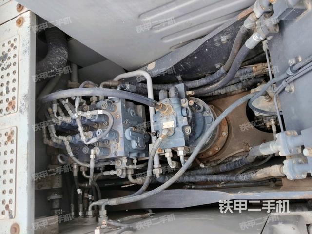 回轉(zhuǎn)馬達(dá)和主控閥(整機(jī)外觀) 回轉(zhuǎn)馬達(dá)和主控閥(整機(jī)外觀)