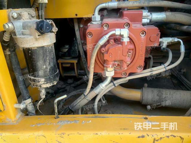液压泵舱室正面整体(整机外观) 液压泵舱室正面整体(整机外观)
