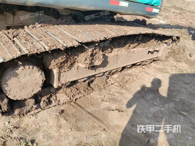 單側(cè)履帶整體(整機(jī)外觀) 單側(cè)履帶整體(整機(jī)外觀)