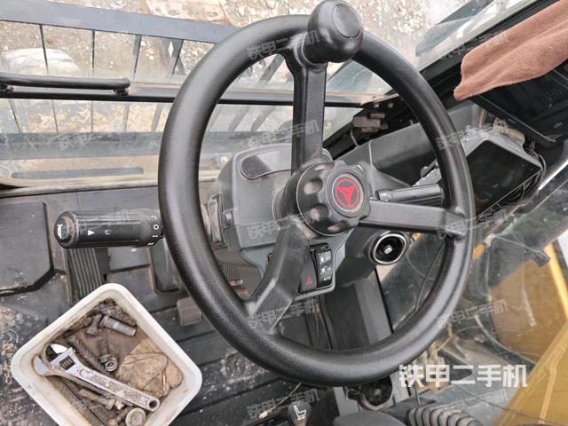 行走控制手柄和踏板 俯拍（驾驶室部分）