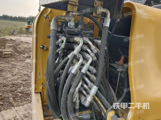 回转马达和主控阀(整机外观) 回转马达和主控阀(整机外观)