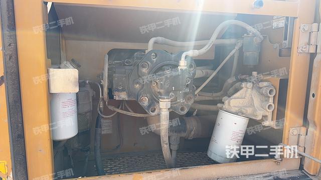 液压泵舱室正面整体(整机外观) 液压泵舱室正面整体(整机外观)