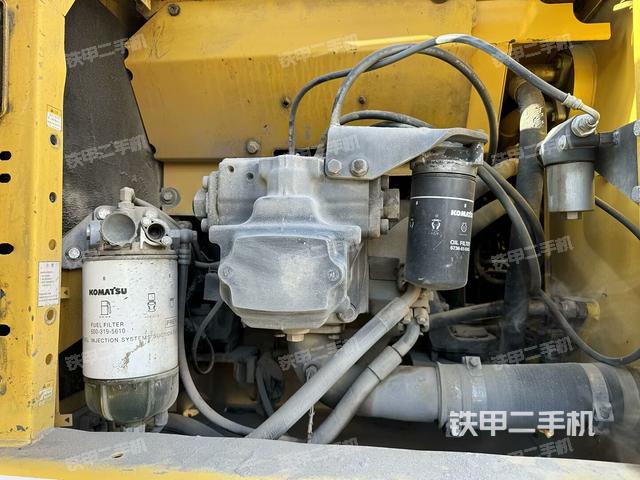 液压泵舱室正面整体（整机外观）