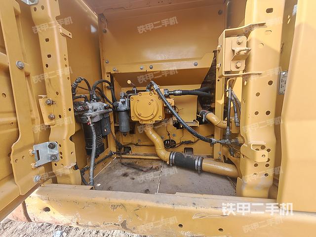 液压泵舱室正面整体（整机外观）