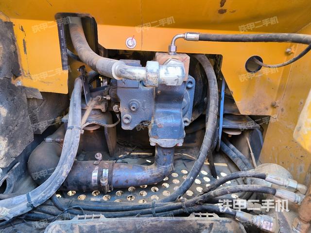 液壓泵艙室正面整體(整機(jī)外觀) 液壓泵艙室正面整體(整機(jī)外觀)