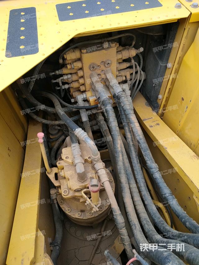 回轉(zhuǎn)馬達(dá)和主控閥(整機(jī)外觀) 回轉(zhuǎn)馬達(dá)和主控閥(整機(jī)外觀)