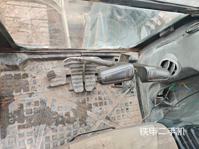 行走控制手柄和踏板?俯拍（駕駛室部分）