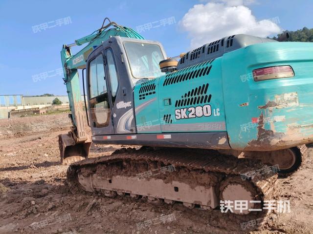 駕駛室整體(整機(jī)外觀) 駕駛室整體(整機(jī)外觀)