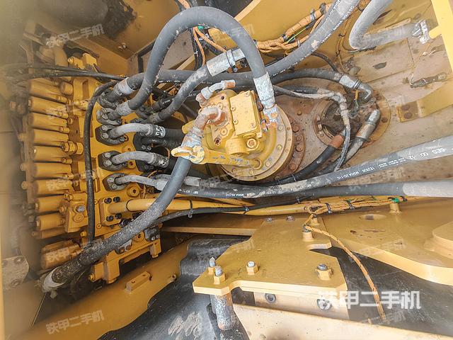 回转马达和主控阀（整机外观）