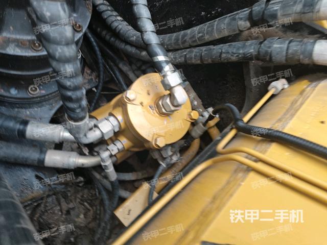 中央回轉接頭特寫（上車部件）