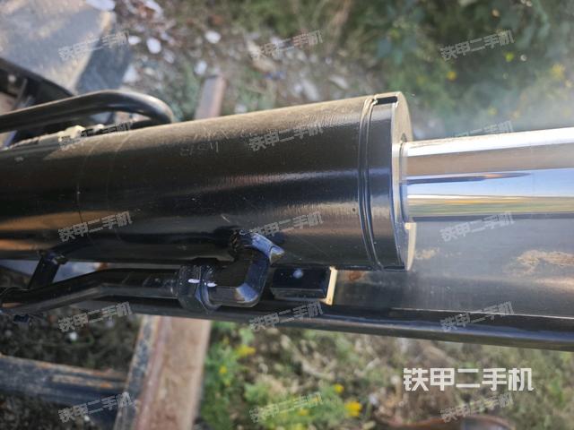 單側(cè)履帶整體(整機(jī)外觀) 單側(cè)履帶整體(整機(jī)外觀)