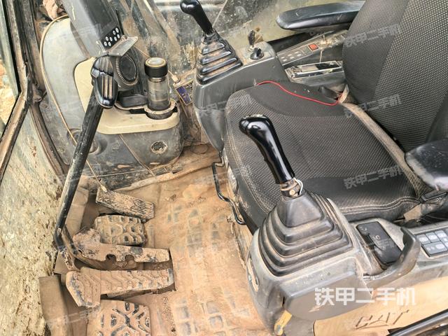 后窗玻璃角標(駕駛室部分) 后窗玻璃角標(駕駛室部分)