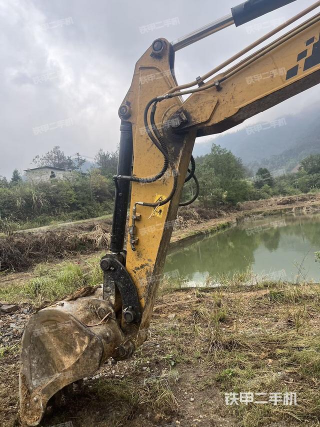 小臂整体左后(工作和回转装置) 小臂整体左后(工作和回转装置)