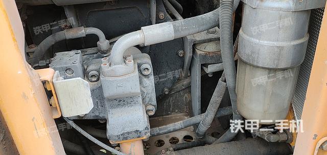 液壓泵艙室正面整體(整機外觀) 液壓泵艙室正面整體(整機外觀)