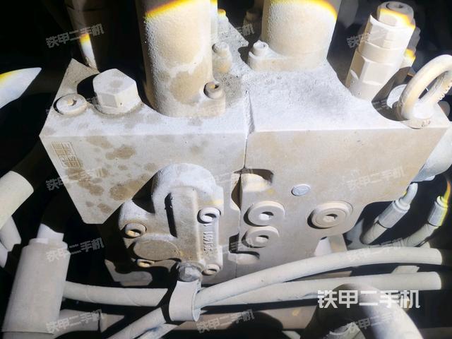 回转马达和主控阀(整机外观) 回转马达和主控阀(整机外观)