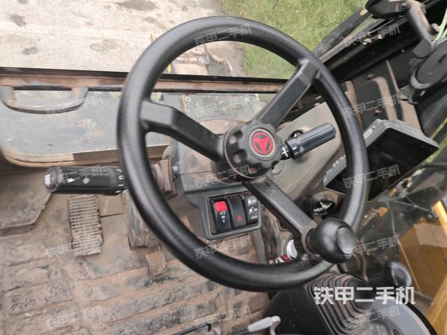 行走控制手柄和踏板?俯拍（駕駛室部分）