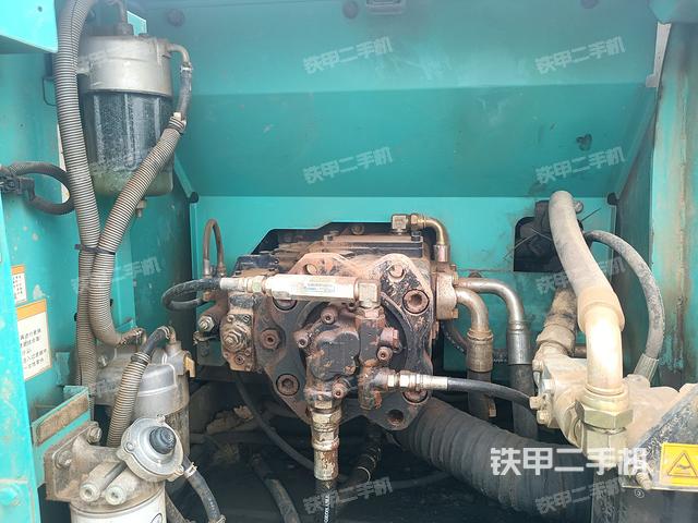 液压泵舱室正面整体（整机外观）