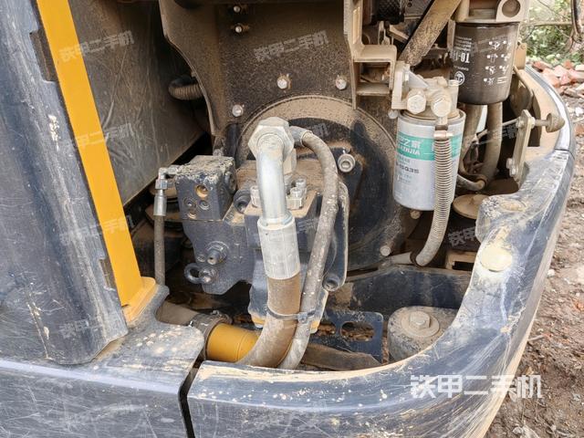 液壓泵艙室正面整體(整機(jī)外觀) 液壓泵艙室正面整體(整機(jī)外觀)